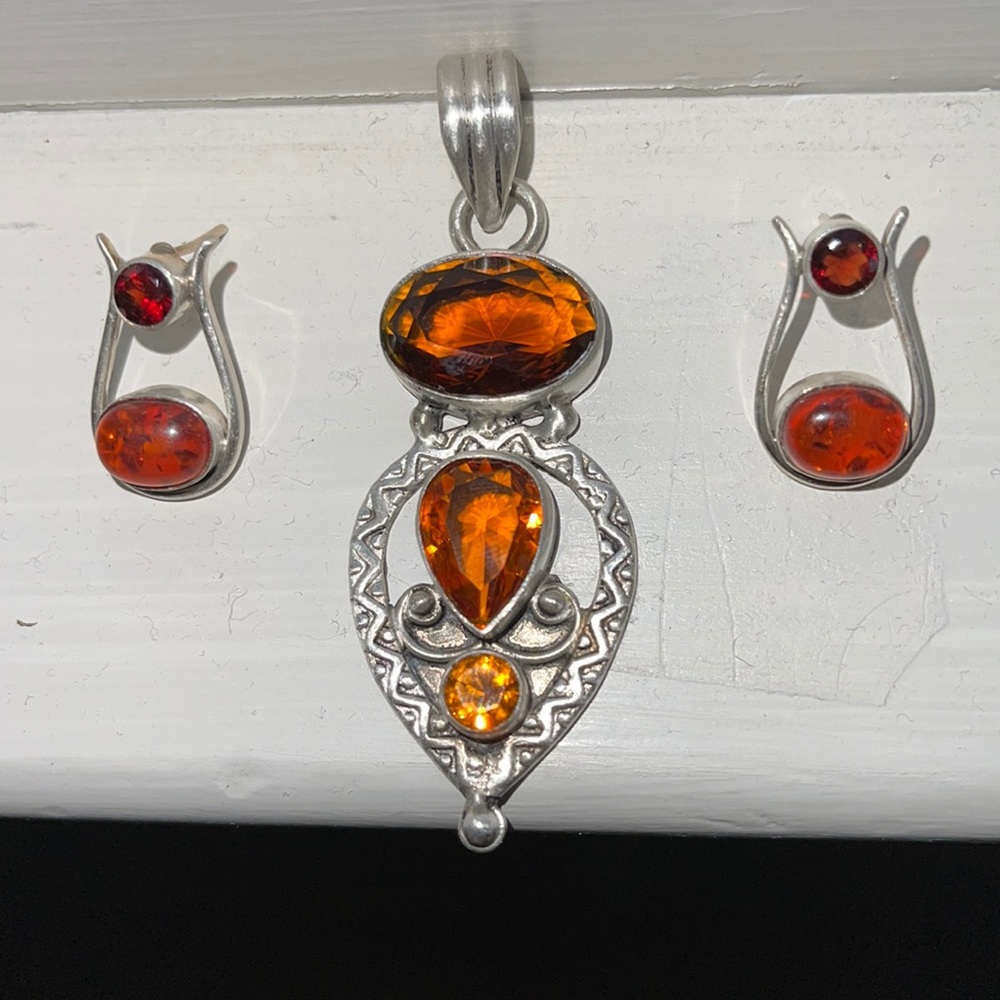 Amazing silver gemstones pendant and earrings